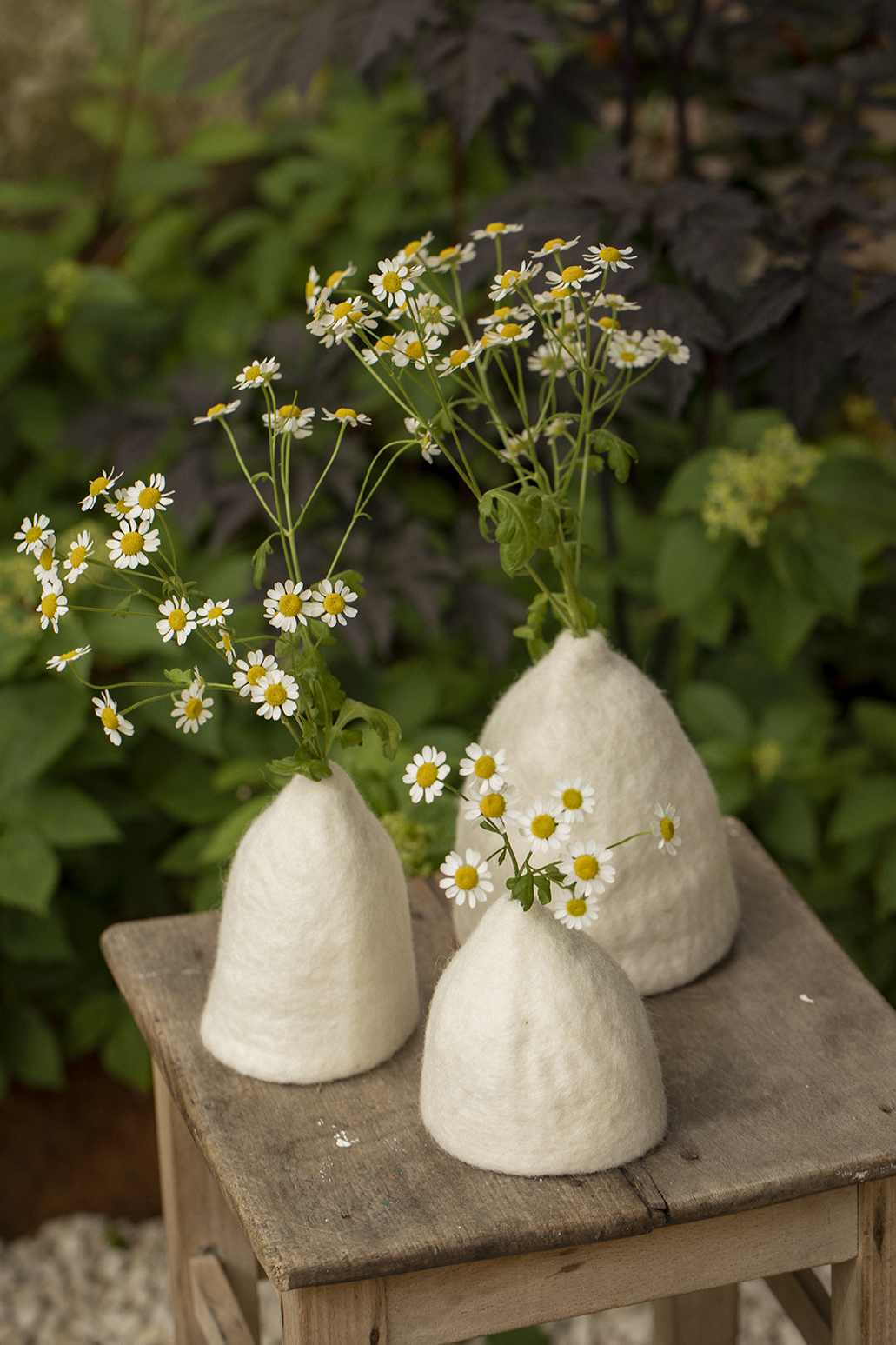 Trio aus minimalistischen weißen Soliflores