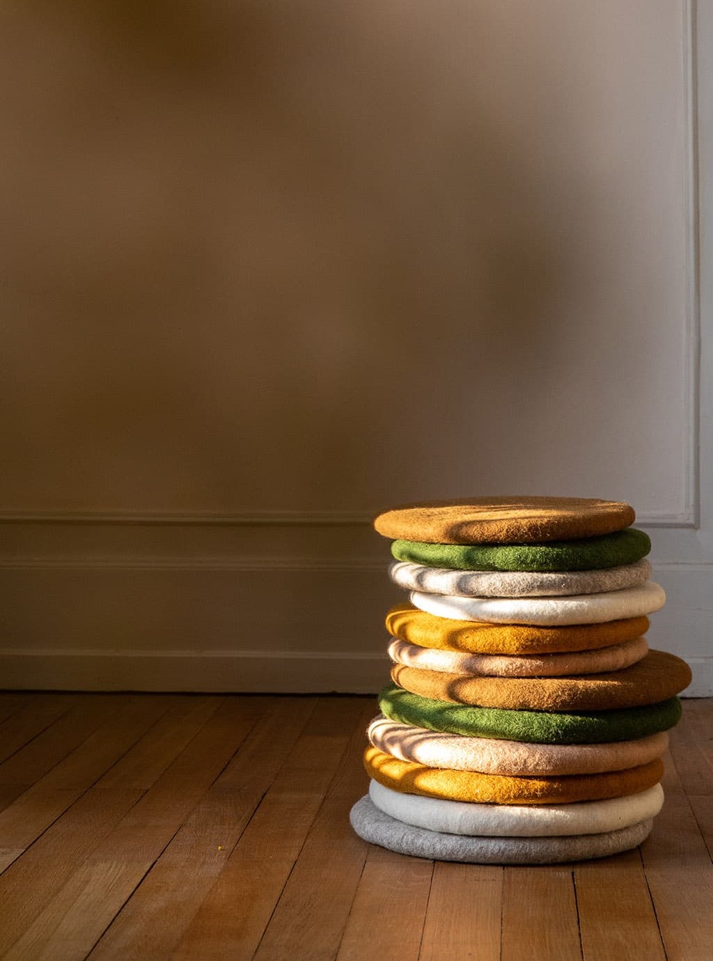 Pile de coussins de galettes de chaise en laine feutrée