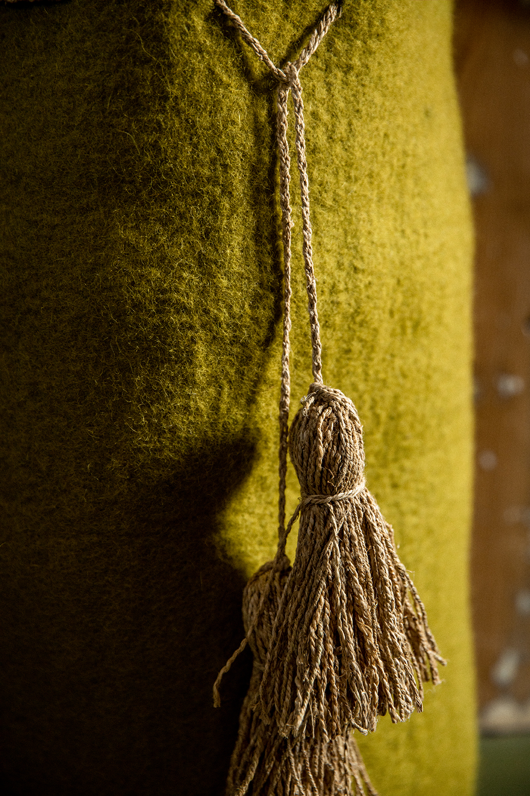 Pompons en chanvre pour fermer un panier de rangement en feutre