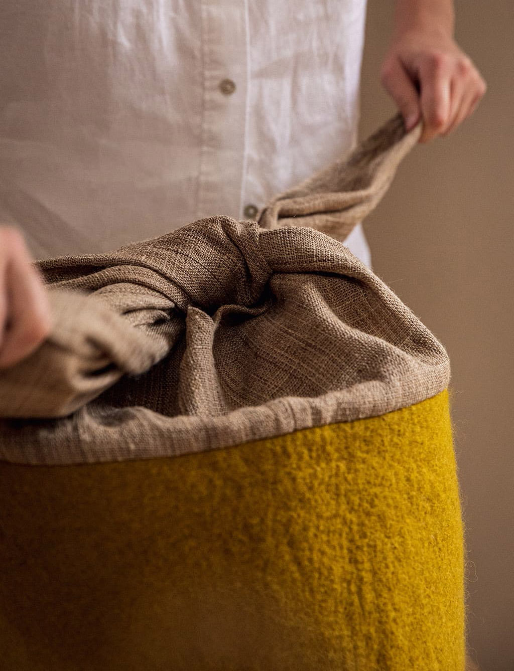 Storage basket in felt and nettle fiber