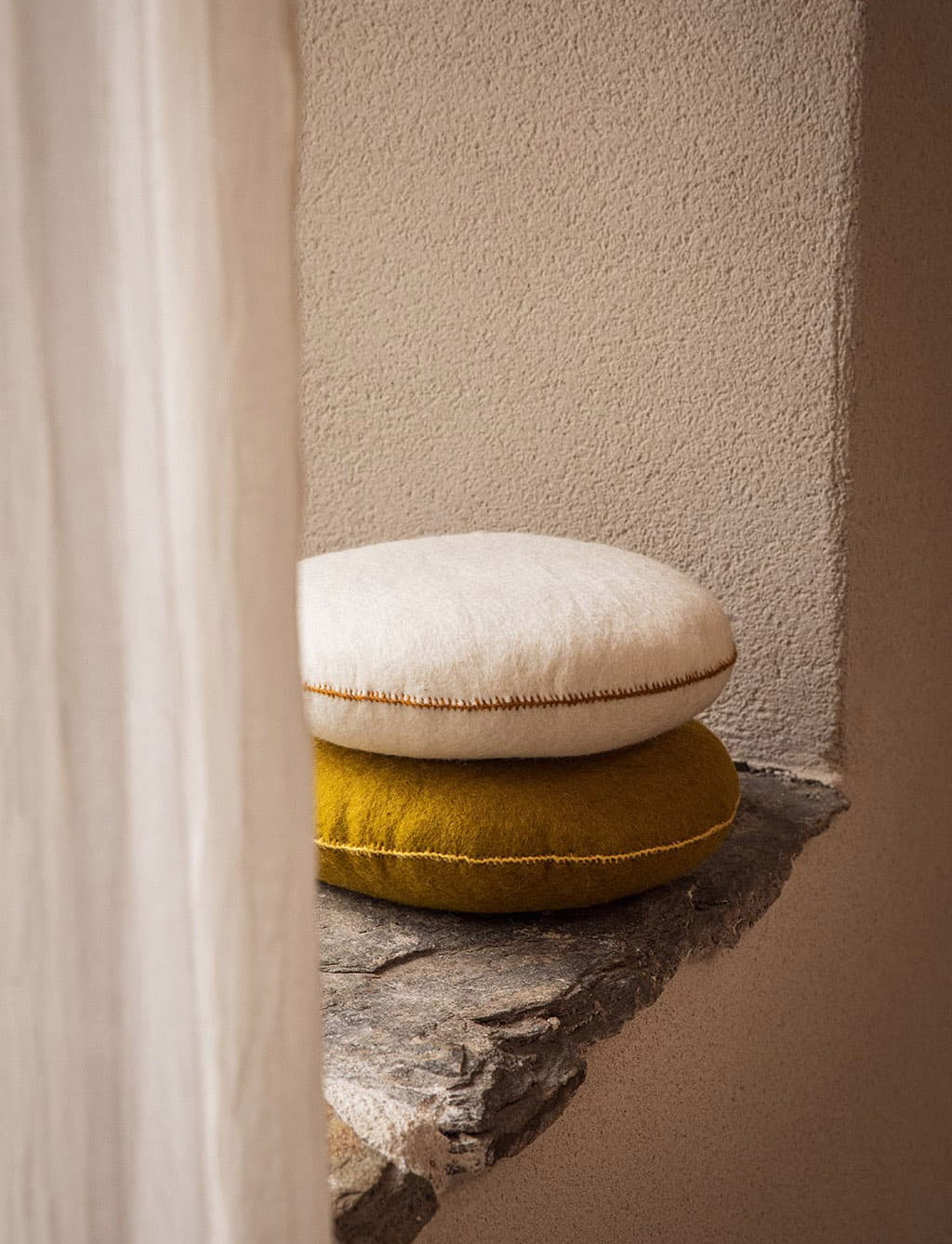 Duo of round cushions in white and green felt and kapok