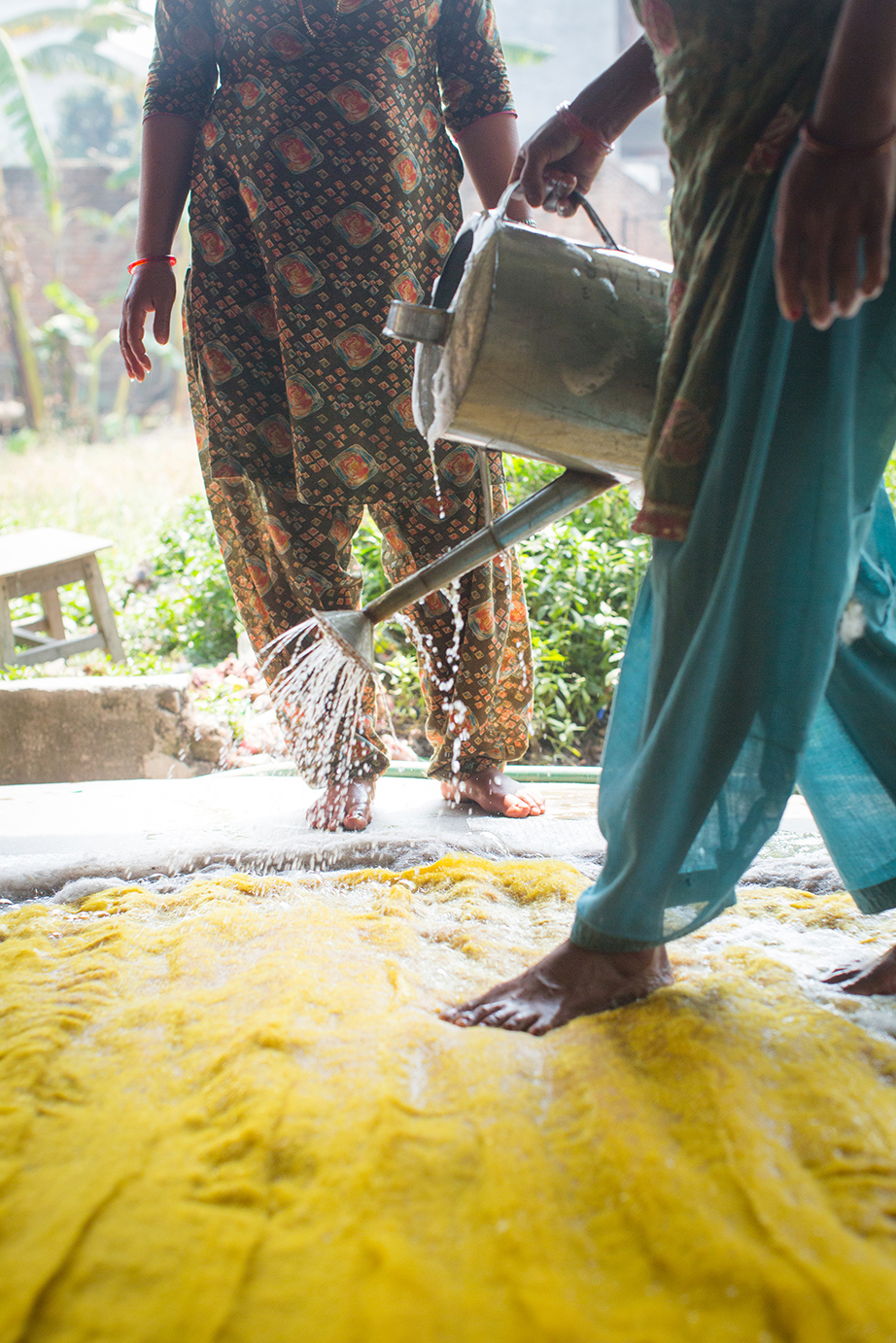 Fabrication d'un tapis rond en laine feutrée avec de l'eau et du savon