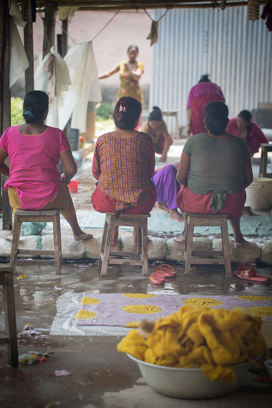 Un atelier de fabrication d'objets en feutre au Népal