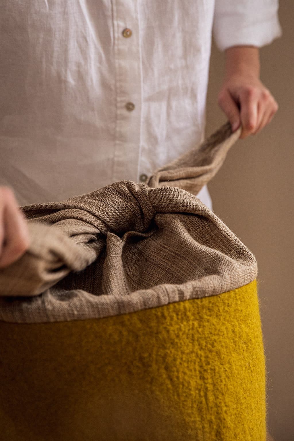 Panier de rangement Baluchon en feutre et fibre d'ortie