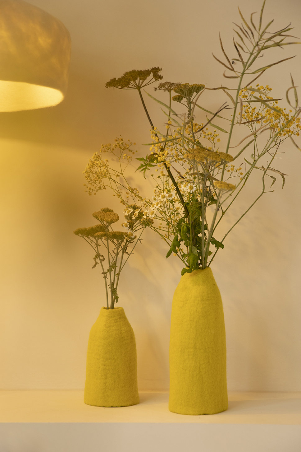 Duo de cache-vases jaune en laine bouillie pour une touche colorée, douce et poétique