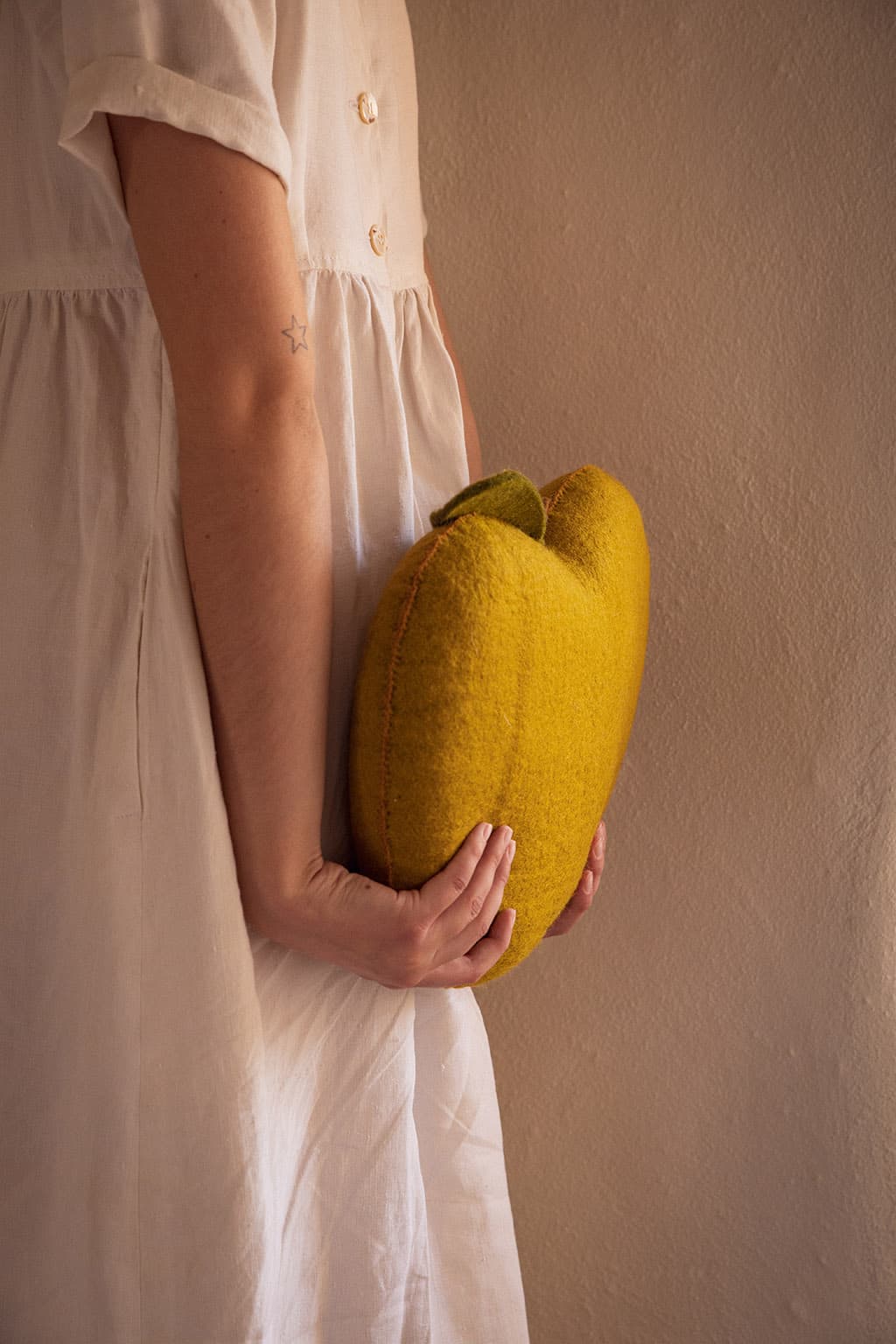 Apple cushion in felt