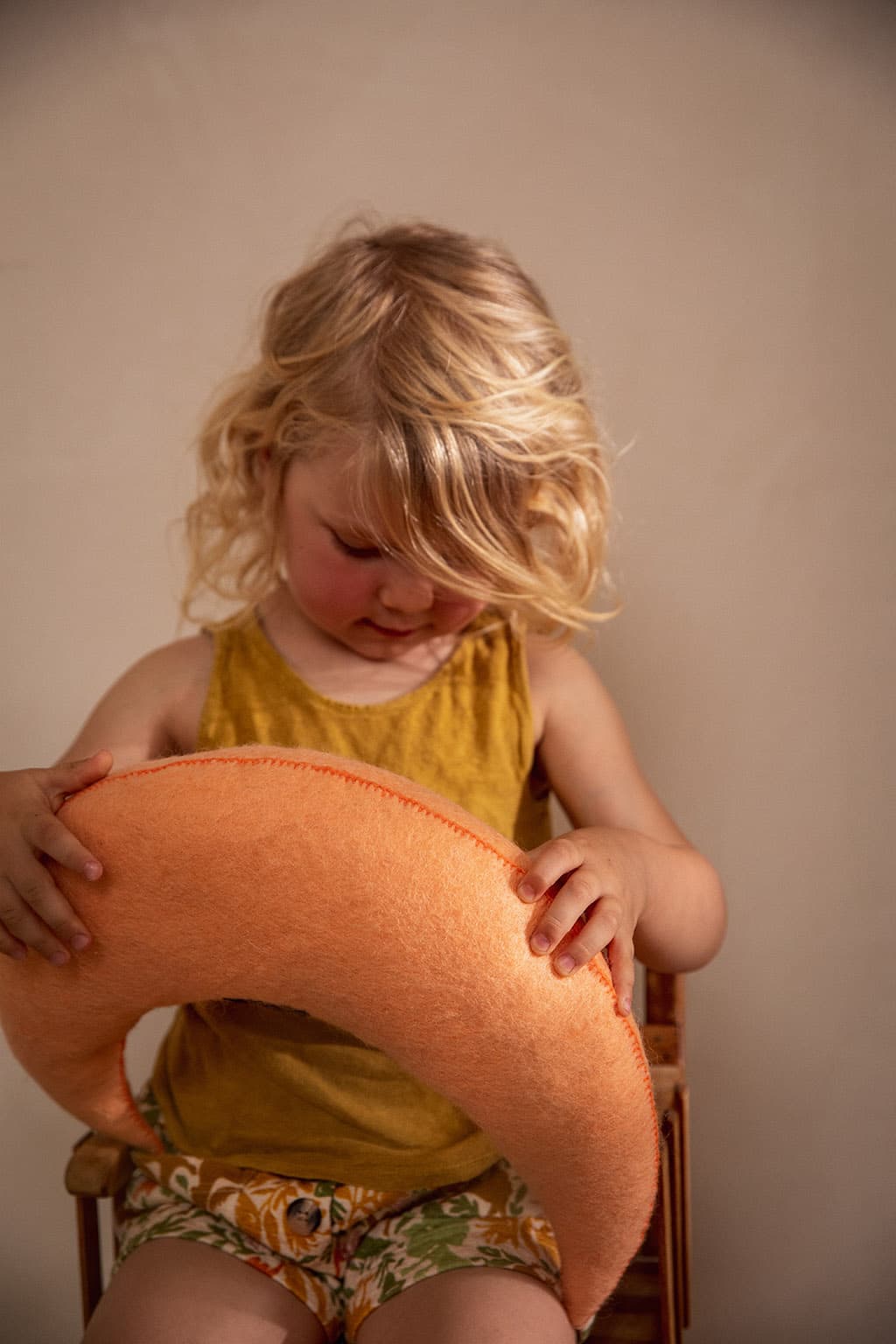 Coussin lune rose en feutre pour enfant