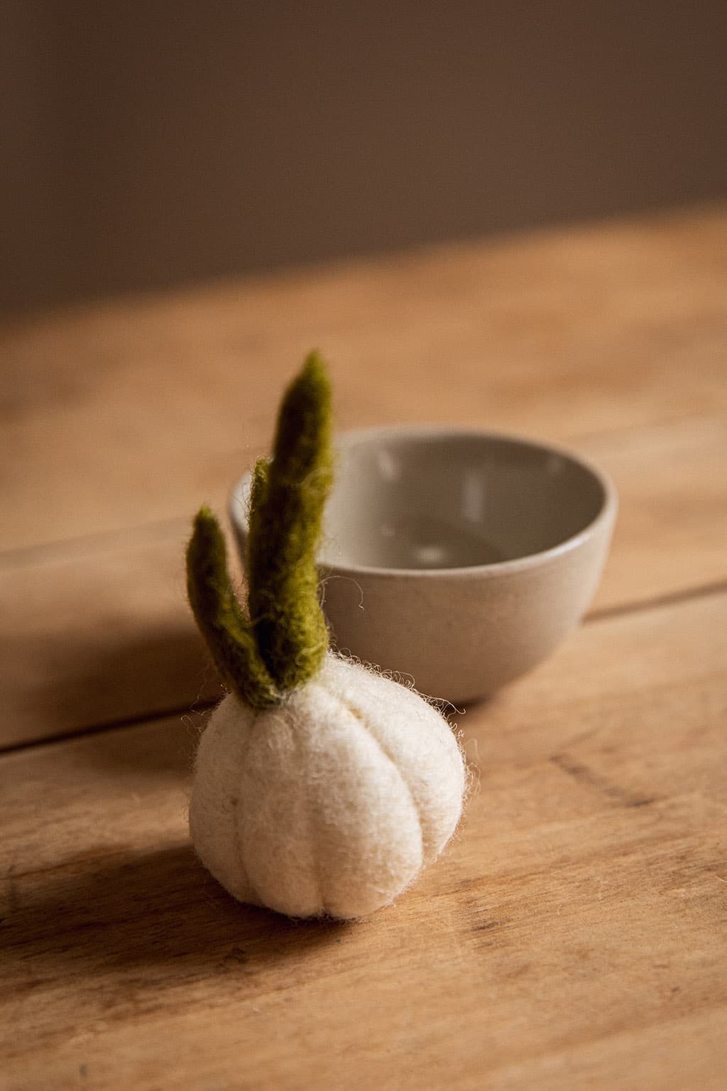 Decorative garlic head in felted wool