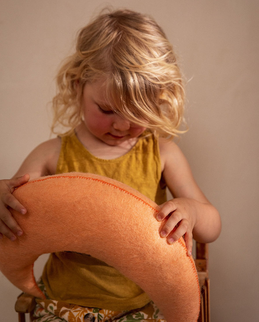 Coussin lune rose en feutre pour enfant