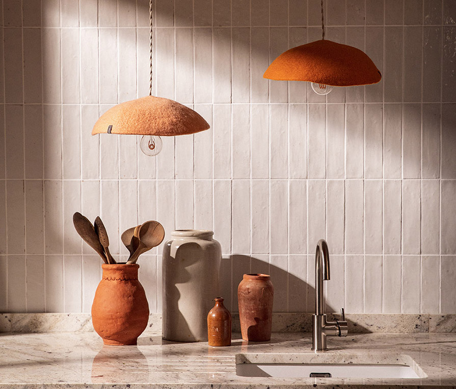 Duo de suspensions lumineuses orange et rose en feutre pour la cuisine