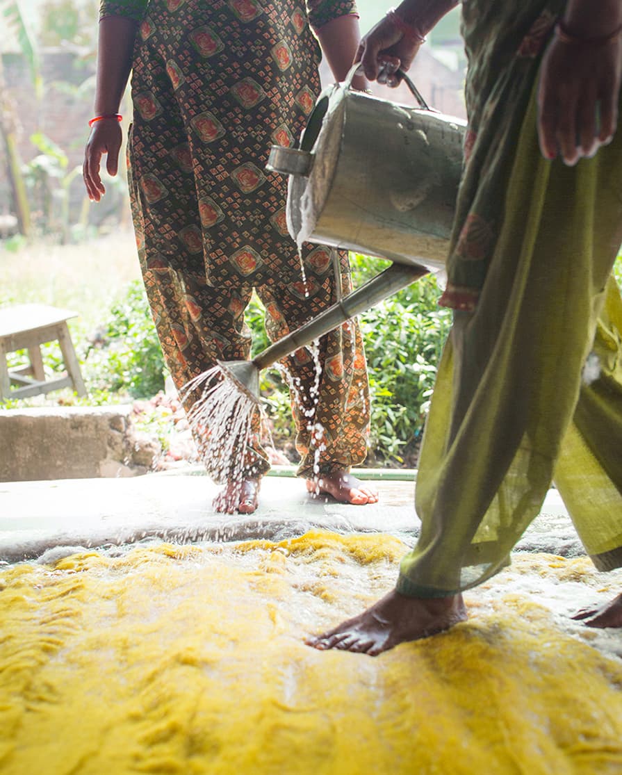 Fabrication d’un tapis par des artisanes népalaises avec de la laine de mouton, de l’eau et du savon