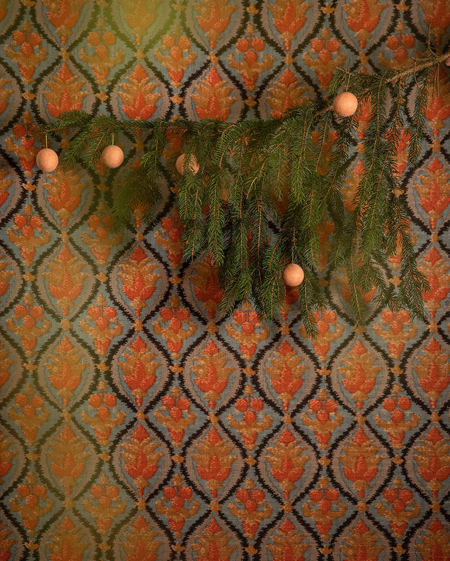 Boules de Noël roses en feutre pour la décoration du sapin