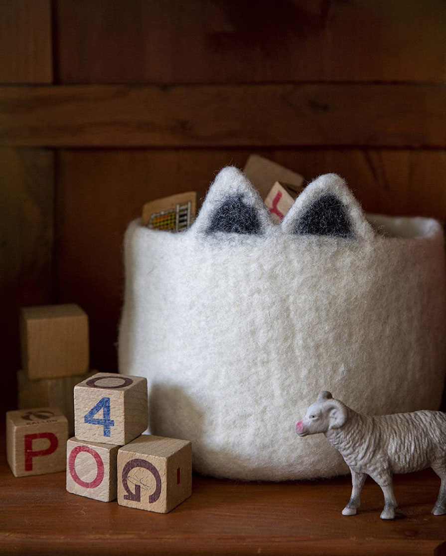 Petit panier de rangement en laine feutrée blanche en forme de chat pour la chambre d'enfant