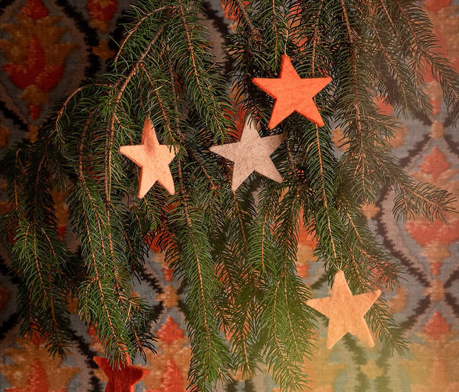 Petites étoiles de Noël oranges en feutre pour décorer le sapin de Noël