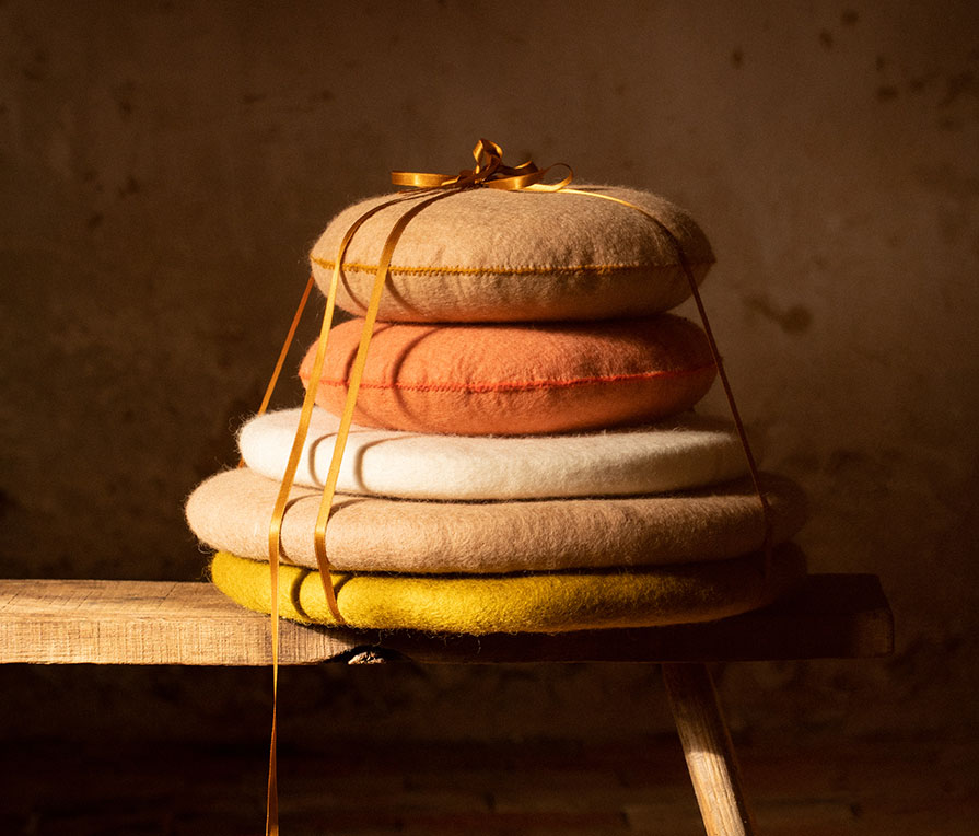 Pile de coussins en feutre ronds